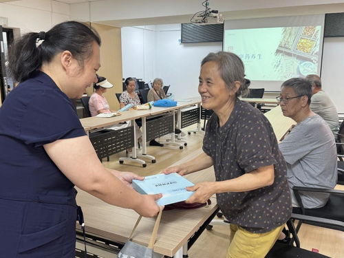 專家進(jìn)社區(qū)，手把手教居民穴位保健，破除養(yǎng)生誤區(qū)